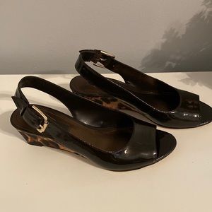 Bandolino wedges with leopard detail on wedge. Open toe brown patent shoe